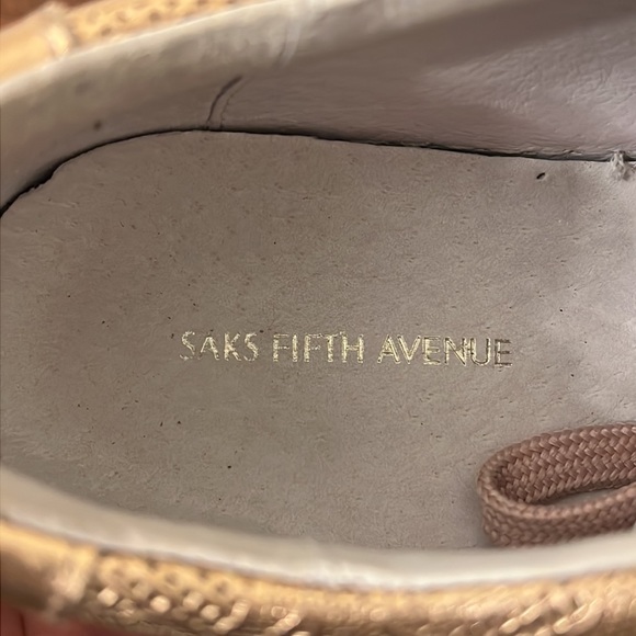 SAKS FIFTH AVENUE LEATHER SNEAKER size 8 - Picture 5 of 5